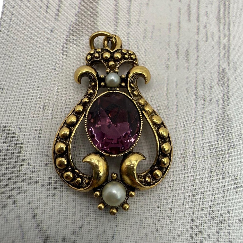Avon Purple Rhinestone Pendant Gold Tone‎ Faux Pearl